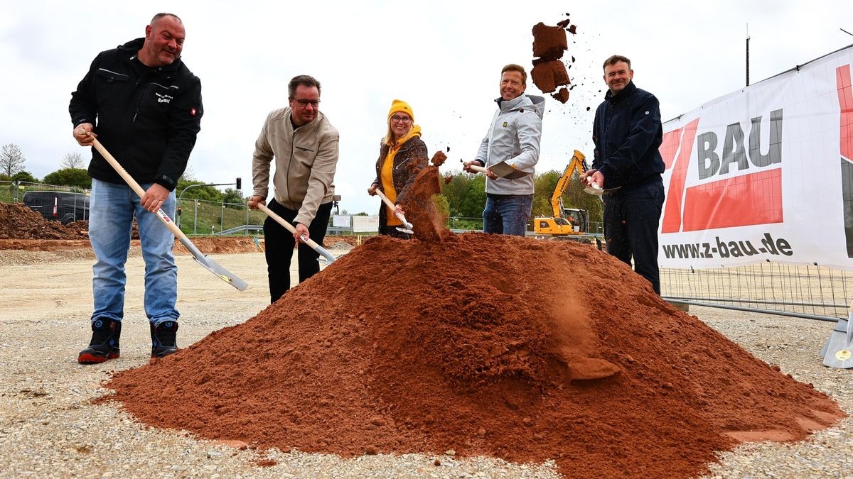 Bauamtsleiter Benjamin Richter, Bürgermeister Christian Zwingmann, Petra Hebig, Jens Heidel und Andreas Ruppert als Vertreter der ausführenden Baufirma (v.l.) beim offiziellen Spatenstich für das McDonald‘s-Restaurant in Leinefelde-Worbis.