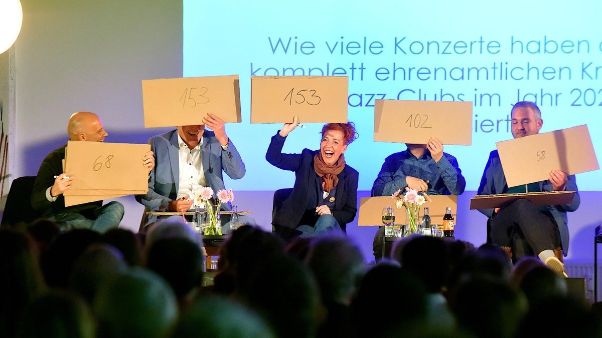 Schätzfragen galt es in einer ersten Runde im Podium „Wir machen Stadt - OB-Wahl 2024“ im Kontor von den OB-Kandidatinnen und -Kandidaten zu beantworten. Ein launiger Start in eine dreistündige Debatte.