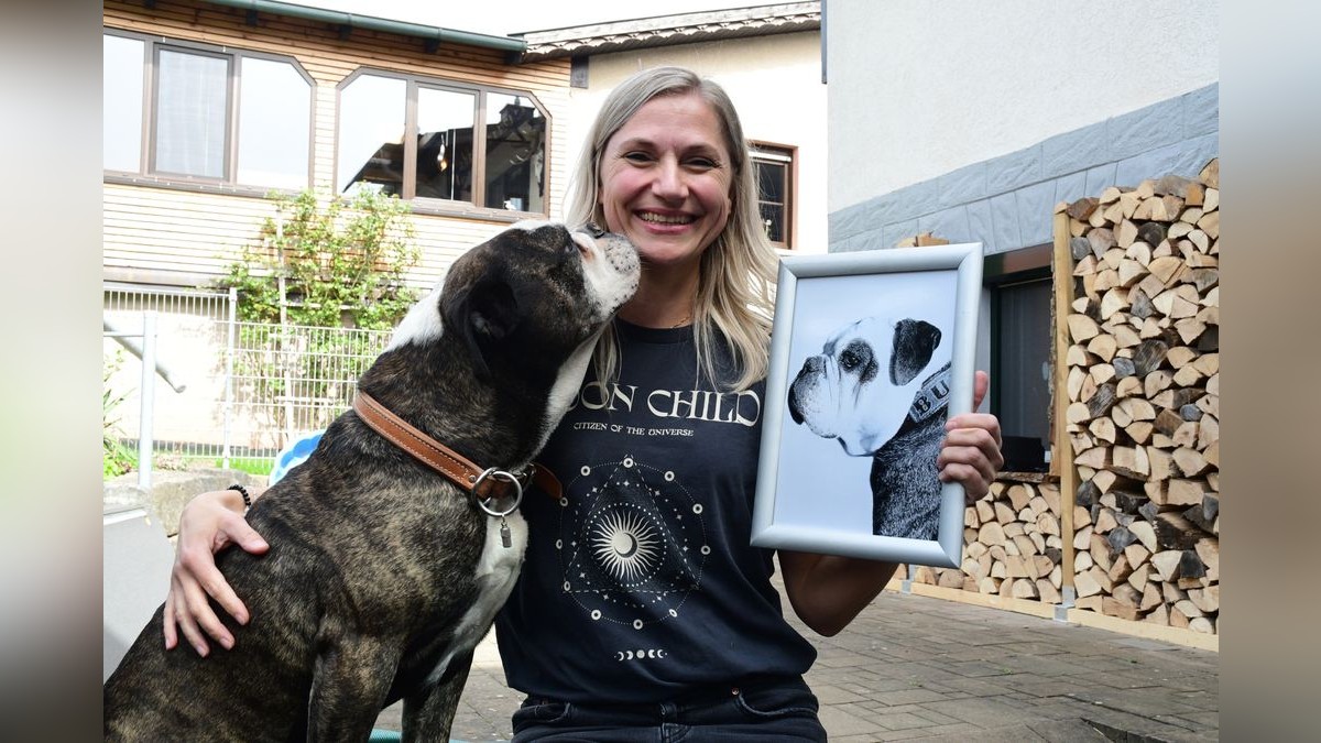 Platz 78 für Nicole Heßler aus Jüchsen bei Meiningen für ihr Foto „Bulldog Love“. Es zeigt ihren Liebling „Hugo the Boss vom Kellergeist“ in einer sogenannten High-Key-Aufnahme.