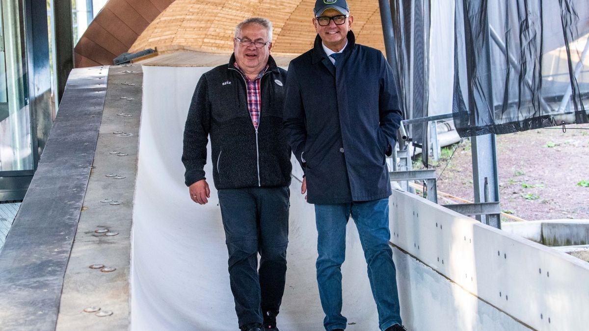 BSD-Präsident Andreas Trautvetter (links) mit Ivo Ferriani, dem Chef des Welt-Bobverbandes Ibsf, bei dessen Besuch in Oberhof.