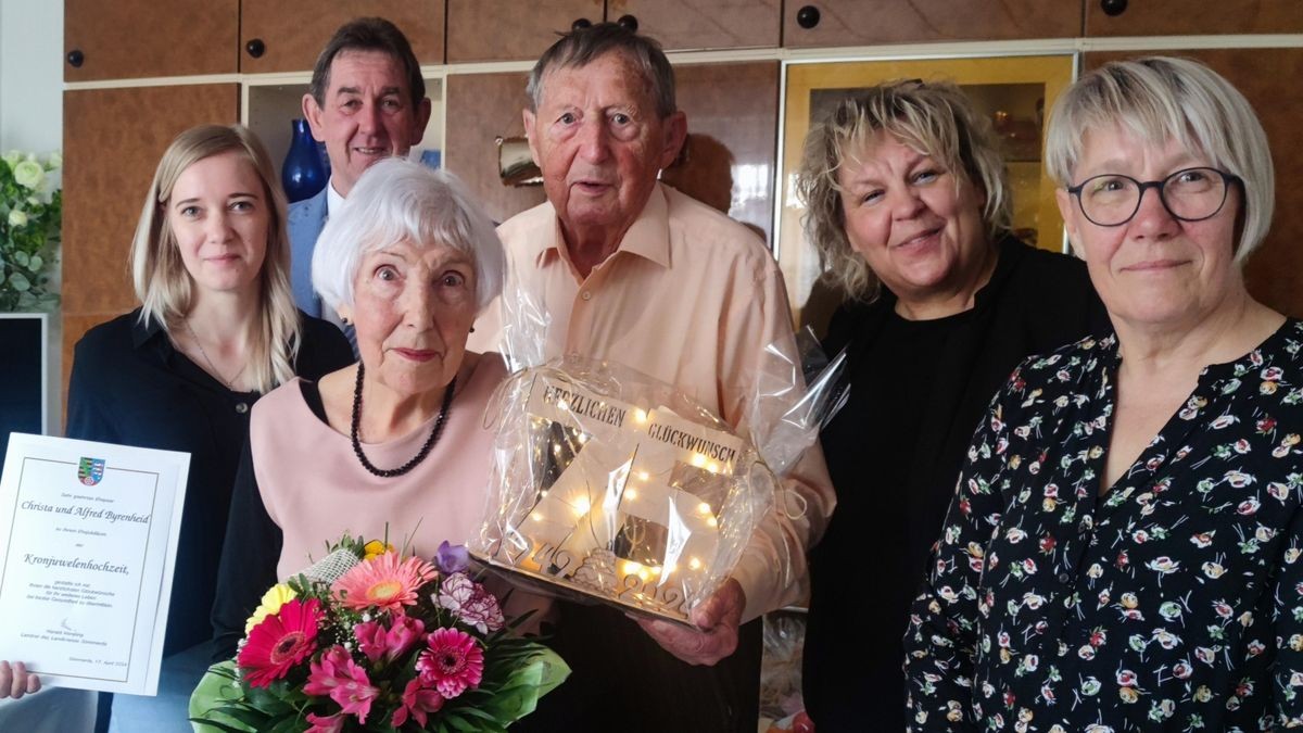 Christa und Alfred Byrenheid aus Bilzingsleben feierten am Mittwoch das Fest der Kronjuwelenhochzeit. Glückwünsche gab es von Enkeltochter Elisabeth Berg, Landrat Harald Henning, Ortschaftsbürgermeisterin Kathrin Straube-Elst und Tochter Diana Berg.  