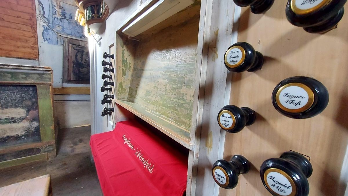 Im Jahr 1824 baute die Orgelbauerfamilie Holland die wertvolle Orgel in Alkerslebens Kirche ein.