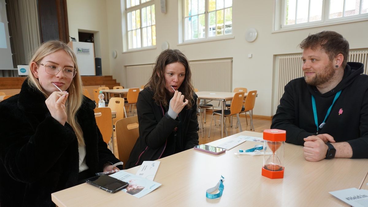 Pia Redermann (links) und Lena Harriehausen studieren Sozialmanagement im zweiten Semester an der Hochschule Nordhausen. Sie gehören zu den Freiwilligen, die sich im Audimax als Stammzellspender für Mika Gropp registrieren lassen. Sebastian Kaiser vom Verein für Knochenmark- und Stammzellspenden (VKS) aus Dresden betreut sie bei der Typisierung.