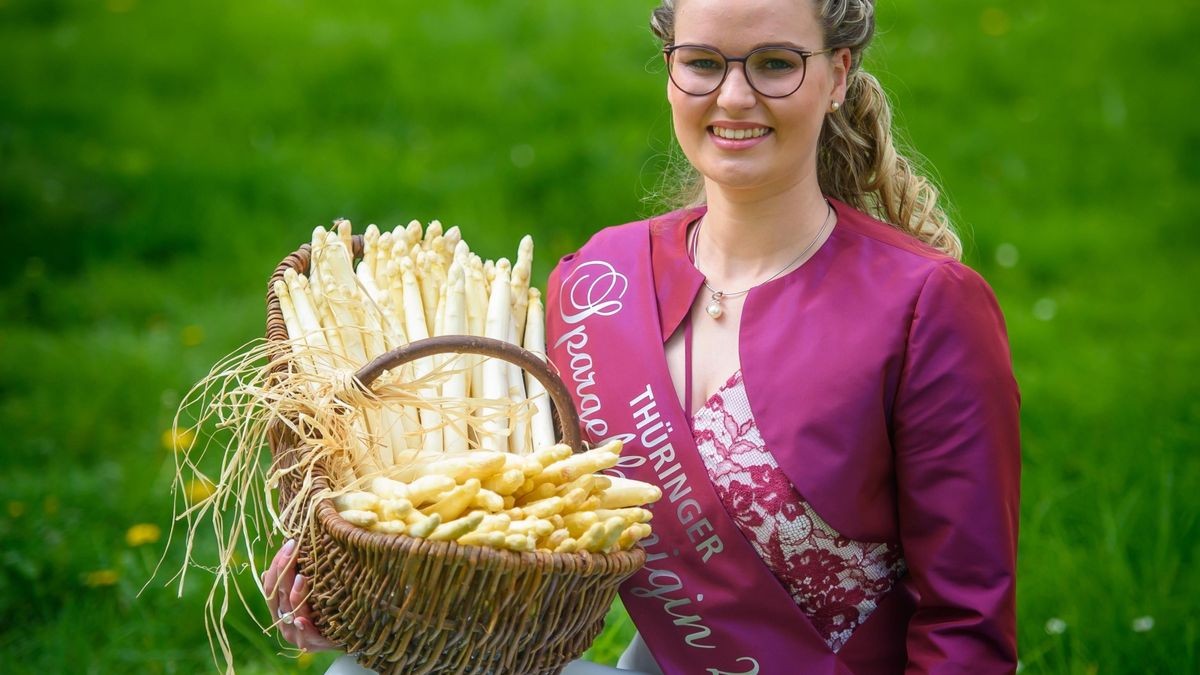 Eröffnung der Spargelsaison mit Krönung der 21. Thüringer Spargelkönigin Magdalena Schieck (21) aus Herbsleben.