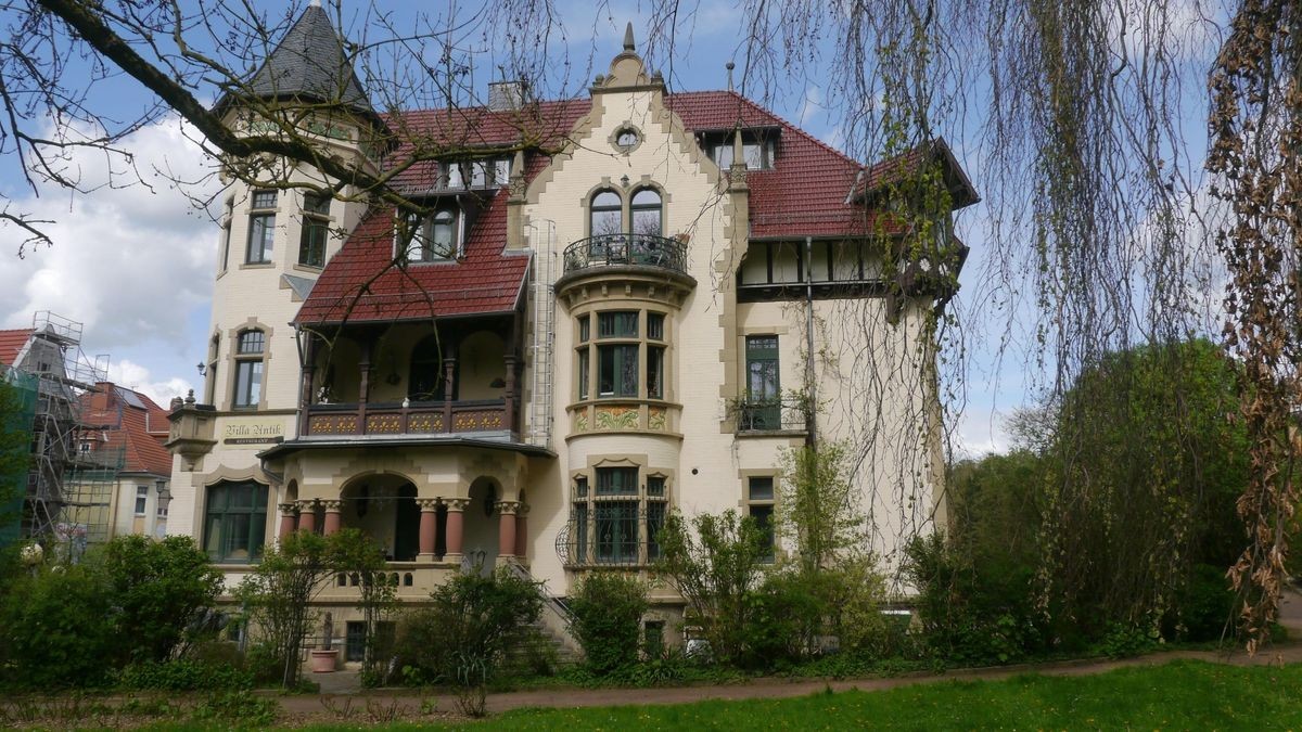 Die „Villa Antik“ in der Wartburgallee 55 steht direkt am unteren Teil des Kartausgartens. Das 1901 errichtete Gebäude wirkt wie ein Märchenschloss