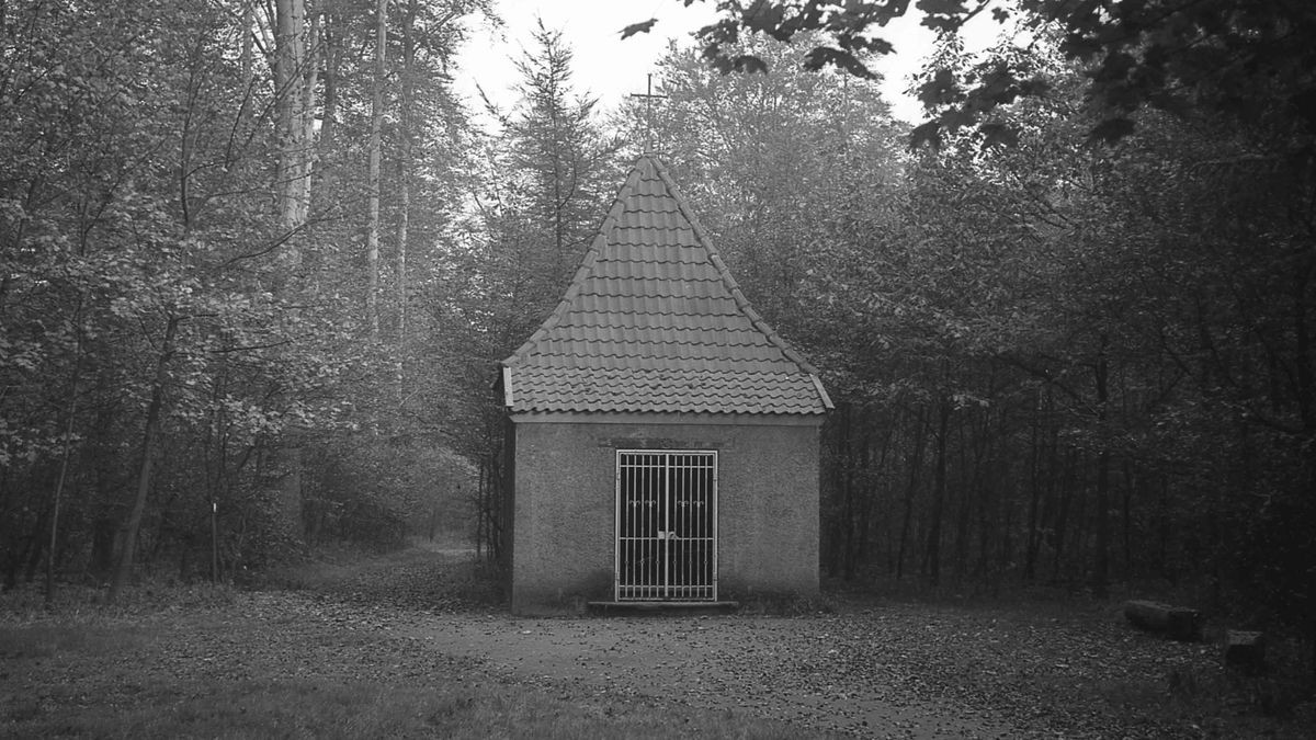 Verwunschen mitten im Wald in Gelsenkirchen-Buer liegt dieses kleine Gebäude, das heute so ganz anders aussieht.