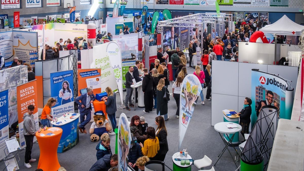 Volle Halle bei der 23. Bildungsmesse des Unstrut-Hainich-Kreises am Berufsschulcampus.