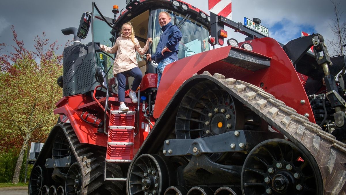 Markus Hof und seine Tochter Leni (17) aus Merxleben werfen einen Blick in den großen Ketten-Traktor.