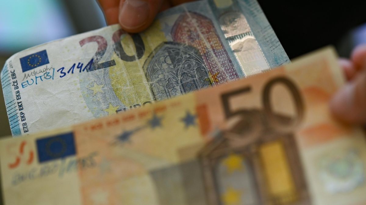 Die Bundesbank präsentiert gefälschte 20-Euro- und 50-Euro-Geldscheine.