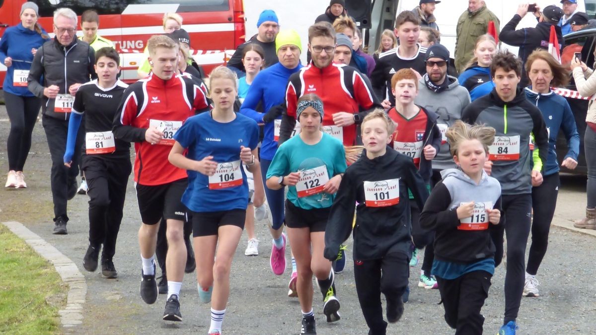 Beim Juessee-Lauf 2024 in Herzberg am 21. April, hier die Sportler beim Start des Laufs über 5,2 km.