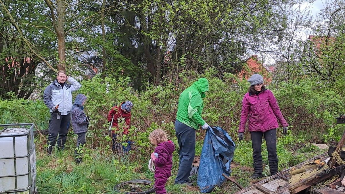 Strömender Regen und vier Grad Außentemperatur konnten die Hohensteiner nicht von einem Arbeitseinsatz für die Kinder der Grundschule abhalten.