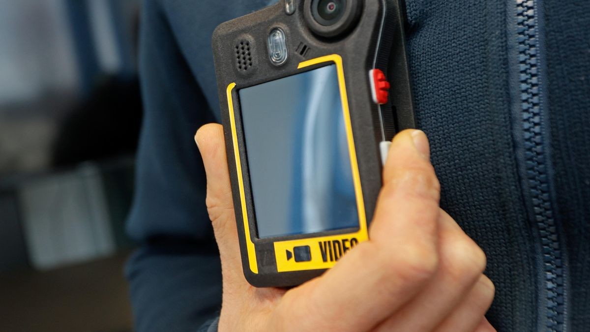 ARCHIV - 11.01.2023, Sachsen-Anhalt, Blankenburg: Ein Mitarbeiter der Blankenburger Firma Netco Professional Services GmbH prüft eine Bodycam. (zu dpa: «S-Bahn Hannover plant Bodycam-Pilotprojekt») Foto: Matthias Bein/dpa +++ dpa-Bildfunk +++