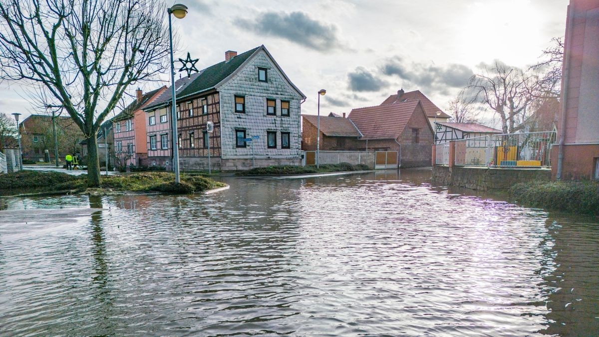 Eine Straße in der Dorfmitte von Heringen-Windehausen am zweiten Weihnachtstag. Hochwasser hat den Ort überflutetet.