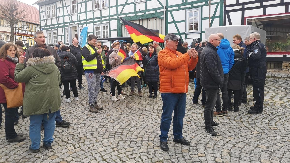 Am Infostand der Landtagsfraktion der AfD im Kreis Gotha kamen rund 100 Menschen zusammen.