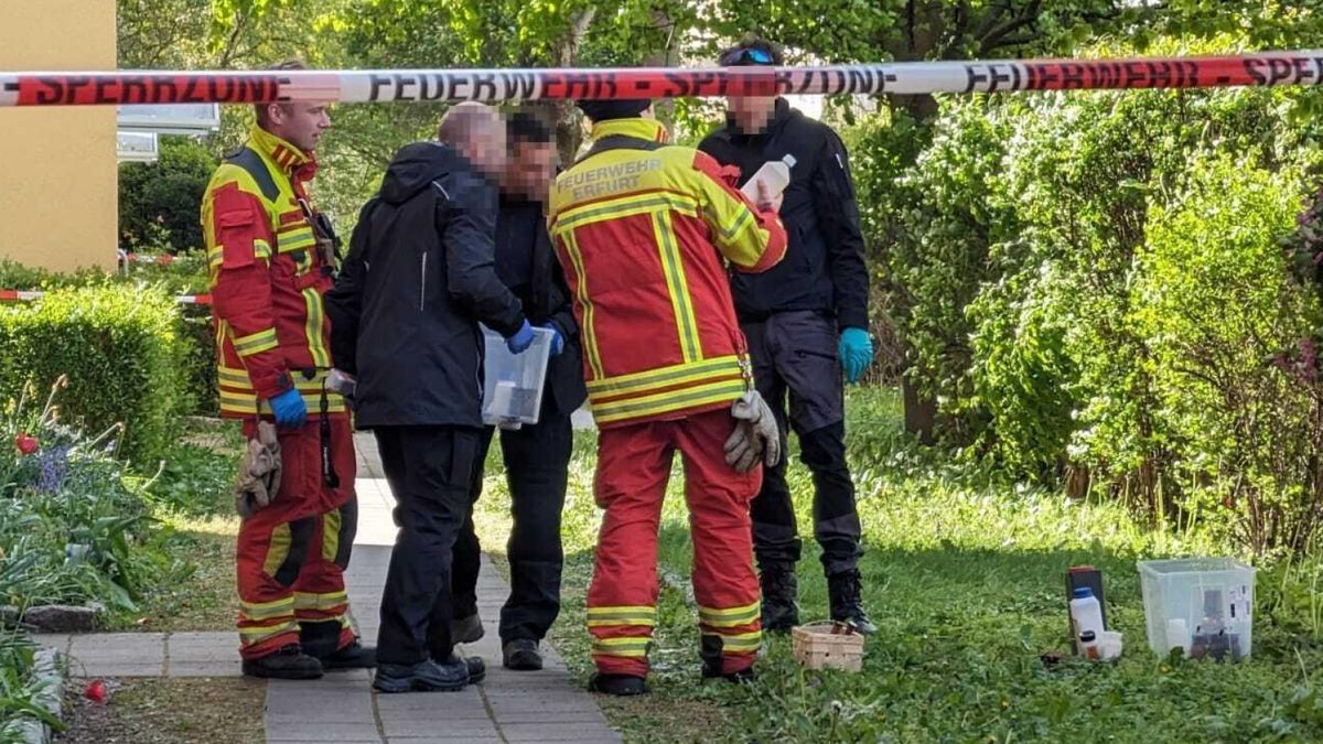 LKA-Beamte sichern aus der Wohnung des Verunglückten Chemikalien.