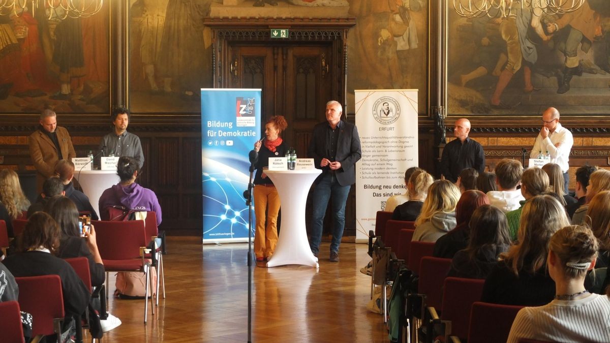 Die OB-Kandidaten bei einem Forum mit Schülern im Rathausfestsaal. Von links: Matthias Bärwolff (Linke), David Maicher (Grüne), Jana Rötsch (Mehrwertstadt), Andreas Bausewein (SPD), Andreas Horn (CDU) und Stefan Möller (AfD).