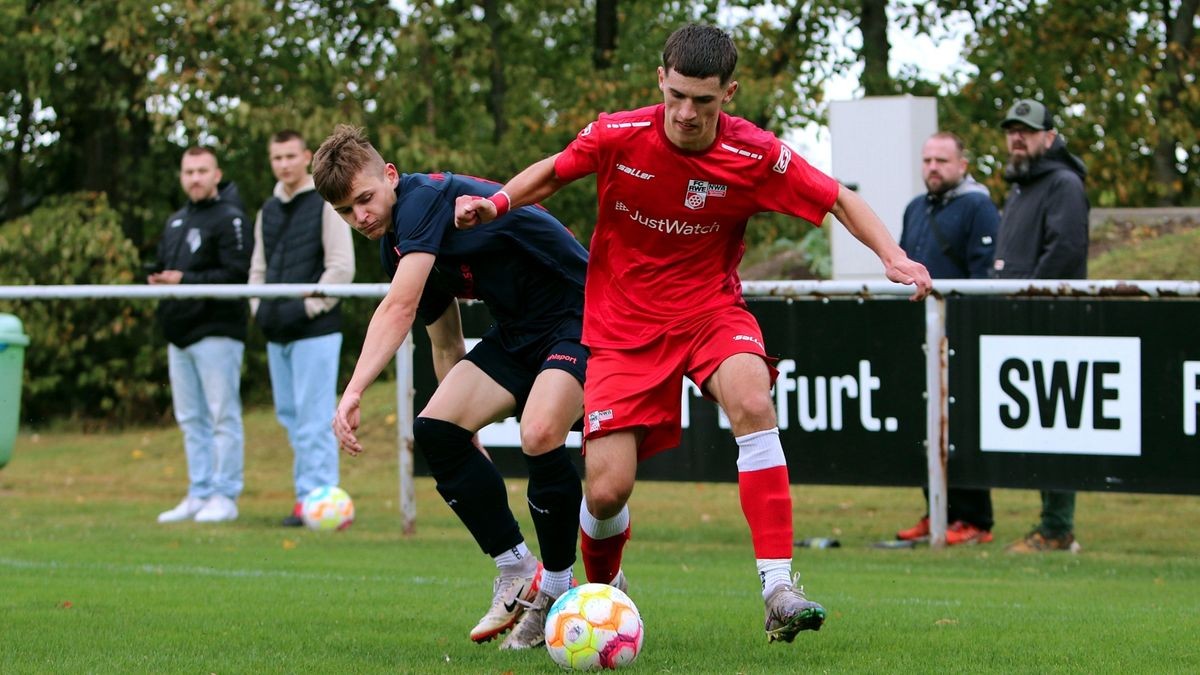 Ledjon Fikaj (am Ball) traf wie im Hinspiel gegen Schwerin.