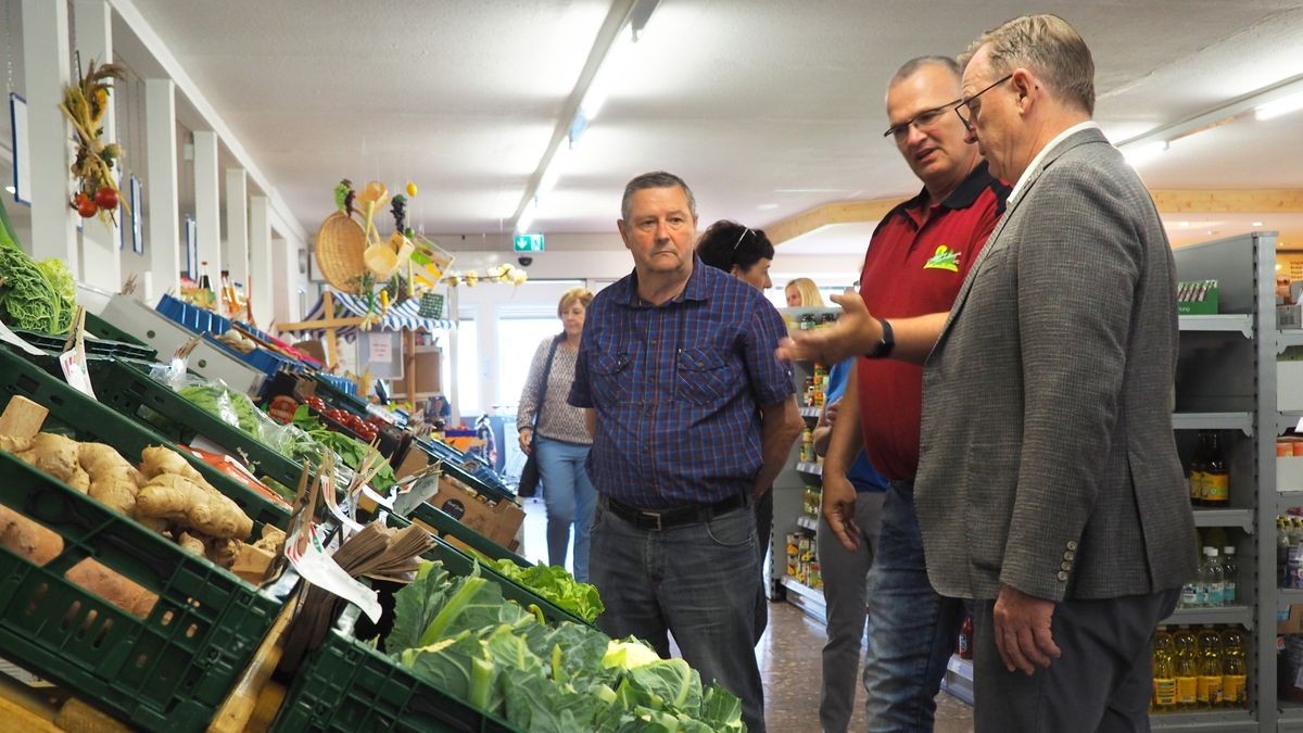 Bei seinem Besuch 2023 in Finsterbergen sprach Ministerpräsident Bodo Rameloa (von rechts) mit Christian Friedrich und Edgar Burkhardt über das Sortiment des Dorfladens. Der Markt gehörte zu den Vorzeigeinitiativen zur Belebung des ländlichen Raum. Nun musste er geschlossen werden.