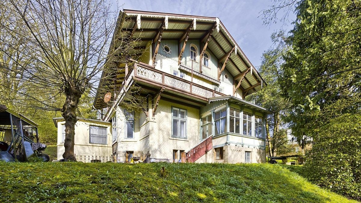 Bei der Sommerauktion der Sächsischen Grundstücksauktionen AG wird auch eine denkmalgeschützte Villa im Schweizerhausstil in Eisenach angeboten.