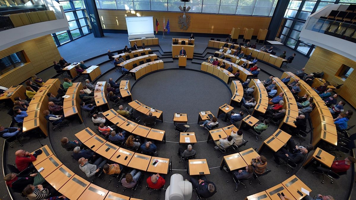 Blick in den voll besetzten Plenarsaal des Thüringer Landtages während der Ringvorlesung mit Torsten Oppelland, Leiter des Arbeitsbereichs Vergleichende Regierungslehre an der FSU Jena.  