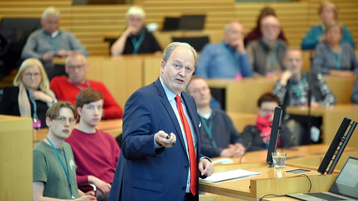 Torsten Oppelland, Leiter des Arbeitsbereichs Vergleichende Regierungslehre an der FSU Jena, hat die Auftaktvorlesung der neuen Vorlesungsreihe zum Superwahljahr 2024 im Plenarsaal des Thüringer Landtages gehalten.