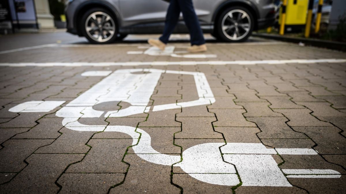 Viele für E-Autos reservierte Parkplätze bleiben in Thüringen leer. Durch den Wegfall der Kaufprämie, die hohen Preise und das schlechte Lade-Netz sank das Interesse gegen null, sagen Branchenkenner. (Symbolbild)