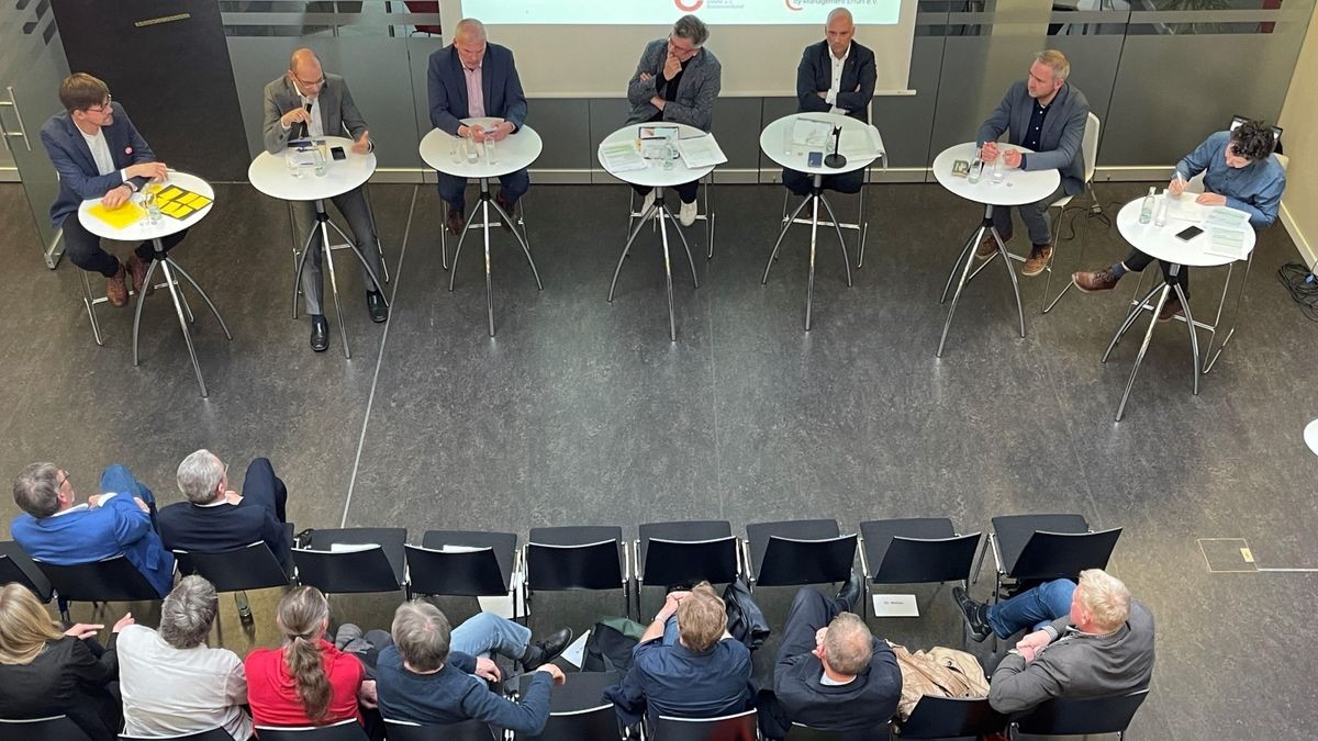 Das „Wahlpodium Oberbürgermeisterwahl 2024“ mit den Spitzenkandidaten im Atrium der Industrie- und Handelskammer (IHK) Erfurt.. Von links: Christian Prechtl (Mehrwertstadt), Stefan Möller (AfD), Andreas Bausewein SPD), Michael Keller (Moderator), Andreas Horn (CDU), Matthias Bärwolff (Linke), David Maicher (Grüne)