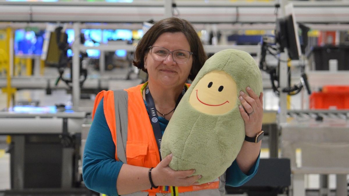 Silvana Specht leitet das Logistikzentrum von Amazon in Erfurt. Die Puffbohne ist das Maskottchen des Standortes.