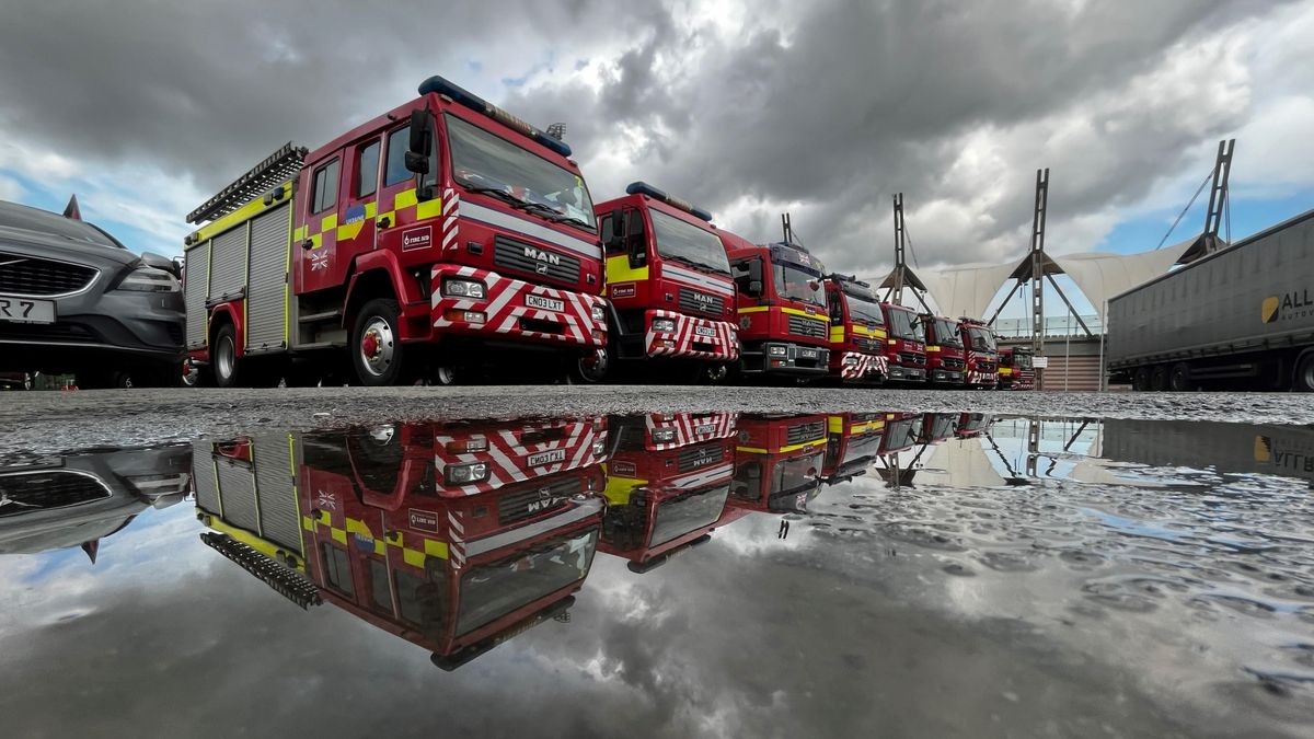 Ein neuer Hilfskonvoi von britischen Feuerwehren passiert Erfurt.