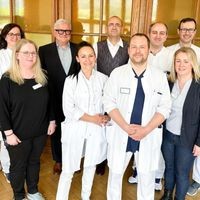 Das Team der Klinik für Orthopädie und Unfallchirurgie in Saalfeld bei der Verabschiedung des langjährigen Chefarztes Dr. med. Uwe Petereit (hintere Reihe, Dritter von links).