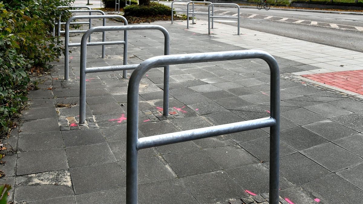 Zahlreiche Fahrradbügel bzw. Anlehnbügel wurden aufgestellt im Einmündungsbereich Gasstraße/Ruhtstraße am 07.11.2023  in Witten. Zum Teil auf dem jeweiligen Radweg, obwohl die Bügel fast doppelt so breit werden, wenn ein fahrrad daran gelehnt wird und somit teilweise in den Radweg hineinragt. Zum Zeitpunkt des Fotos war weit und breit kein Fahrrad an einem der Bügel angeschlossen.  Foto: Jürgen Theobald / FUNKE Foto Services