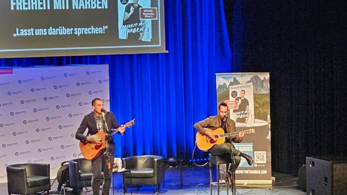 Bei der Lesung im Kaisersaal stellte Philipp Burger auch Songs wie „Grenzland“ und „Recordman“ aus seinem Solo-Album „Kontrollierte Anarchie“ mit Leadgitarrist Mattia Mariotti (r.)  vor.    