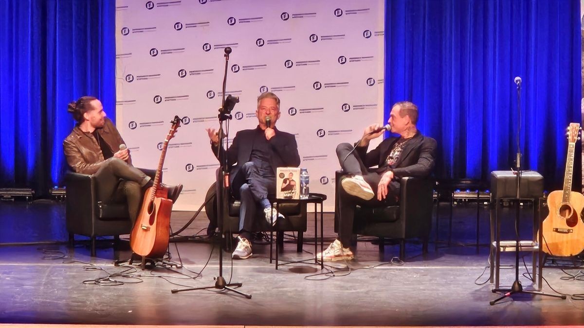 Auf Einladung der Friedrich-Naumann-Stiftung war Frei.Wild-Frontmann Philipp Burger (r.) zu Gast im Kaisersaal in Erfurt. Im Gespräch mit Moderator und Co-Autor Stephan Kaußen (Mitte) sprach er über sein Buch „Freiheit mit Narben“. Außerdem stellte er Songs aus seinem Solo-Album „Kontrollierte Anarchie“ mit Leadgitarrist Mattia Mariotti (l.) vor.    