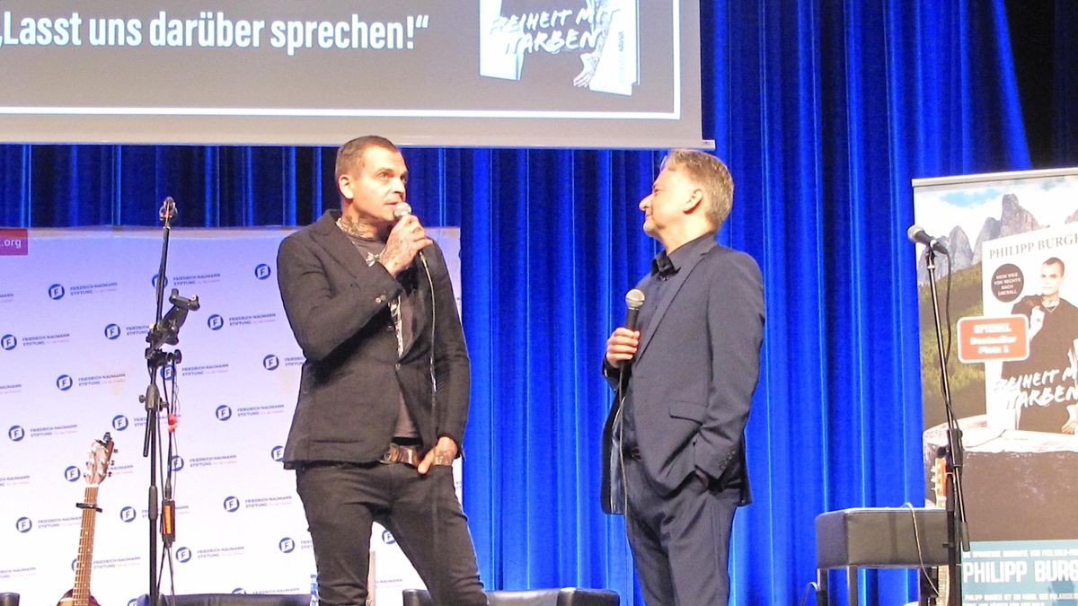 Auf Einladung der Friedrich-Naumann-Stiftung war Frei.Wild-Frontmann Philipp Burger zu Gast im Kaisersaal in Erfurt. Im Gespräch mit Moderator und Co-Autor Stephan Kaußen sprach er über sein Buch „Freiheit mit Narben. Mein Weg von rechts nach überall“.     