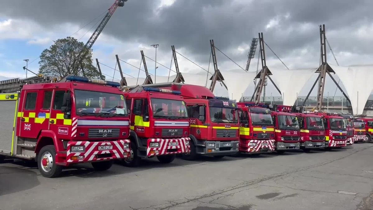 Britische Feuerwehren auf dem Weg durch Erfurt