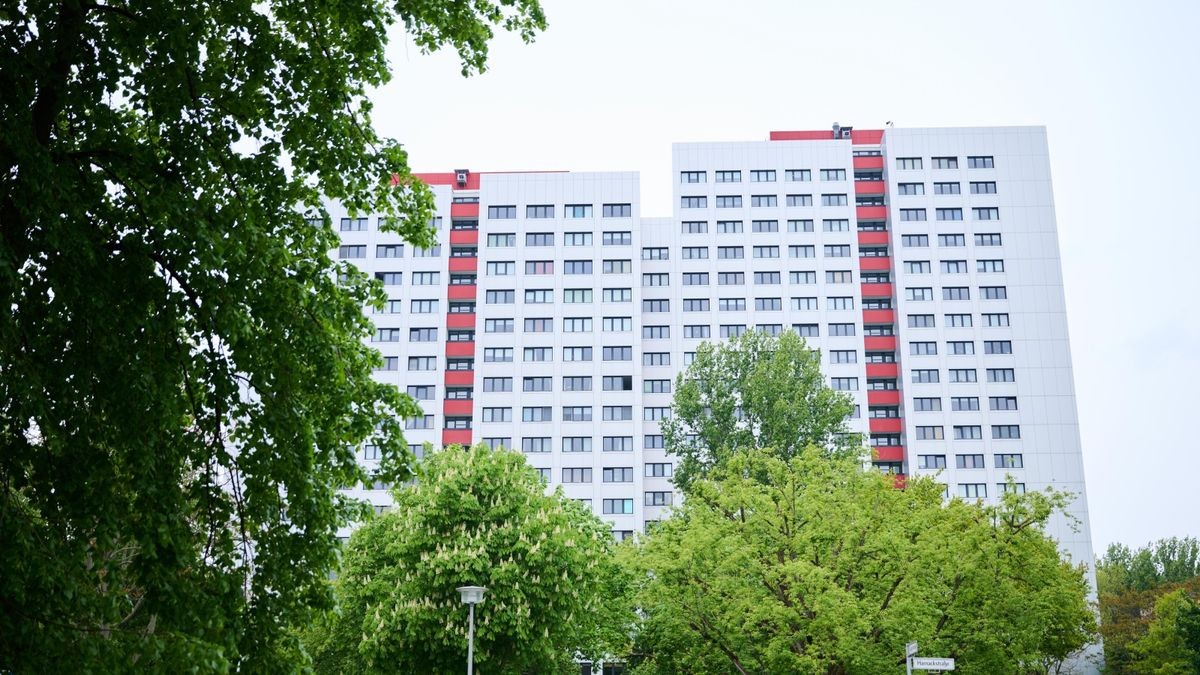 Eines der Häuser, das nahe der Frankfurter Allee an der Coppistraße steht, wird mit weiteren Gebäuden von Vonovia vom Land Berlin abgekauft.