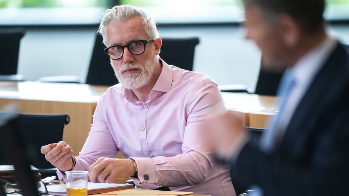 Staatskanzleiminister Benjamin-Immanuel Hoff (Linke) während der Rede von AfD-Fraktionschef Björn Höcke bei der Debatte zum Thüringen-Monitor.