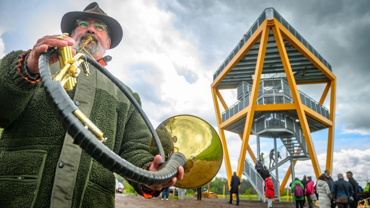 Jagdhornbläser Jochen Probst sorgt für die passende Musik bei der feierlichen Einweihung des Aussichtsturmes.