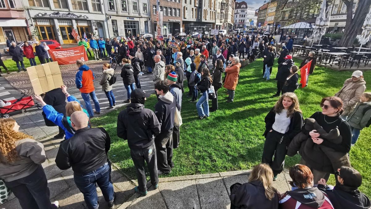 Etwa 250 Menschen beteiligen sich an der Demonstartion „Nie wieder ist jetzt!“ des Bündnisses gegen Rechtsextremismus in Eisenach.