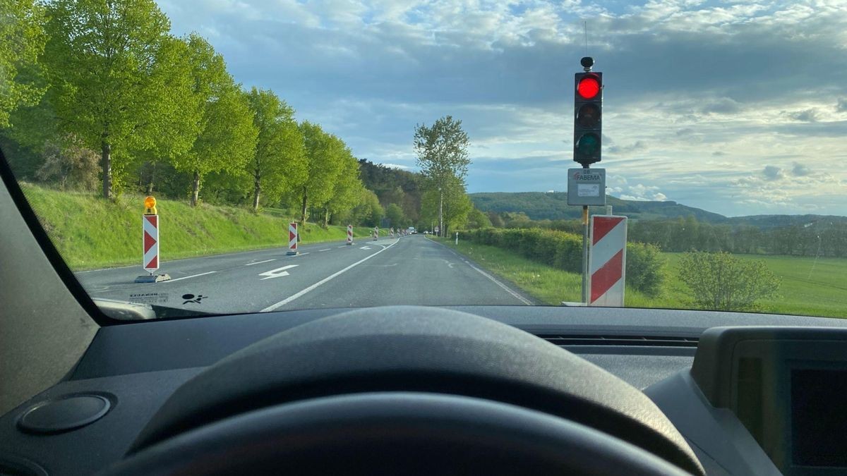 Die Baustellenampel auf der Landesstraße L 3080 zeigt Rot, aber von Bauarbeitern ist weit und breit nichts zu sehen.