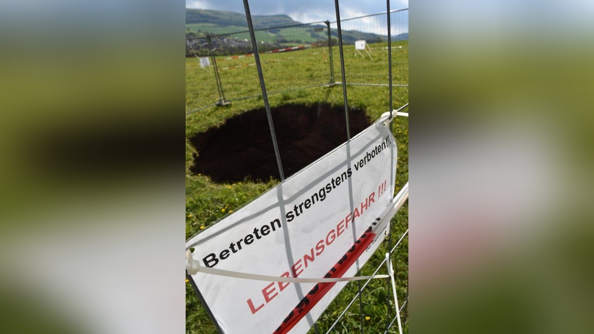 Noch konnte der große Erdfall oberhalb von Lengenfeld nicht verschlossen werden.