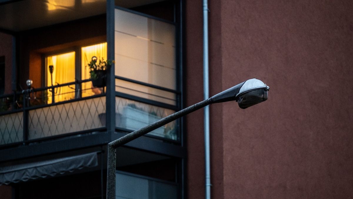 Defekte Straßenlaternen in Moers sind ein Dauerthema. Die Enni verfolgt weiterhin ihr Erneuerungsprogramm (Symbolfoto).