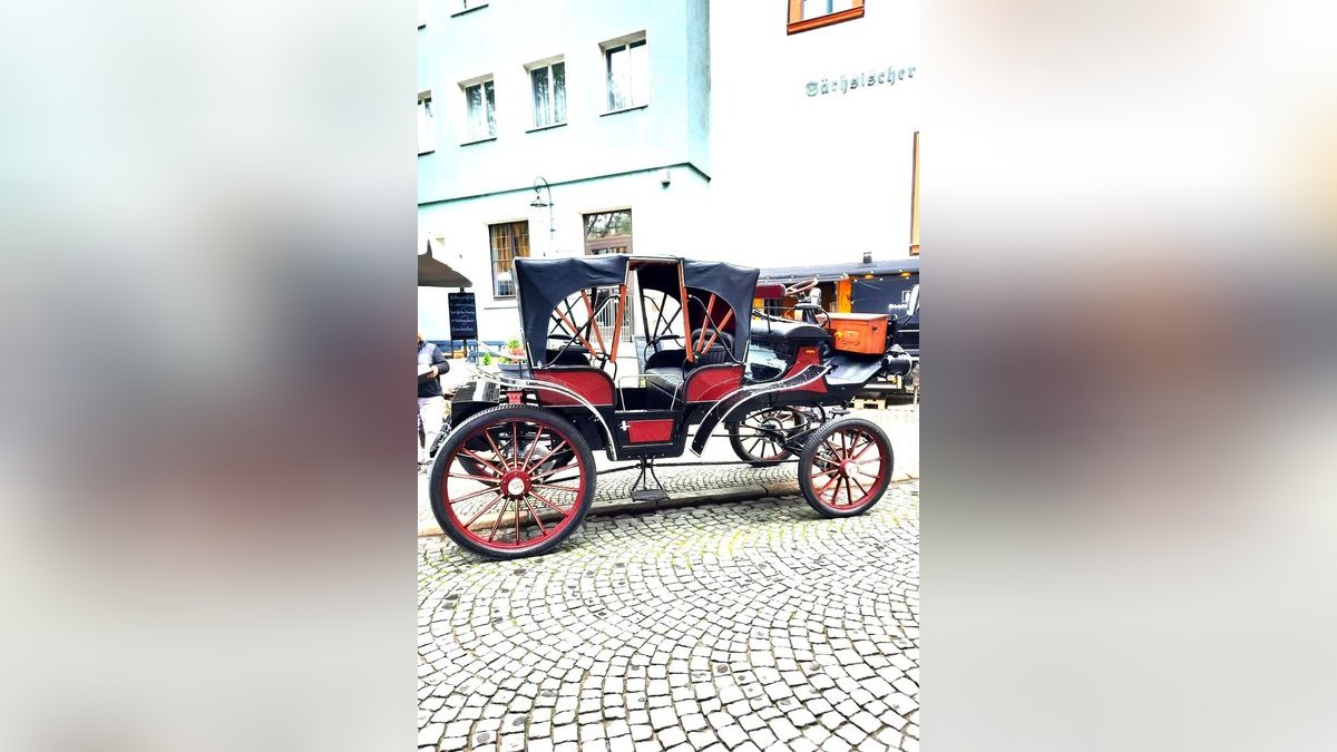 Dirk Trommler ist künftig mit einer E-Kutsche ohne Pferde unterwegs, aber dennoch mit 10 PS. Am Donnerstag ist sein nagelneues Gefährt aus Landshut angeliefert worden.