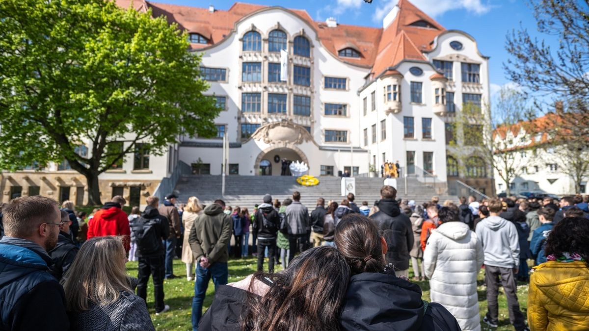 Mit einem stillen Gedenken versammeln sich Erfurter am 26. April vor dem Gutenberg-Gymnasium.