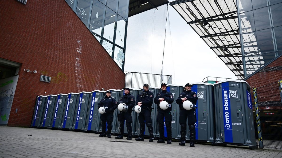 FC St. Pauli Polizei sichert Fanmärsche zum Spiel gegen Hansa Rostock