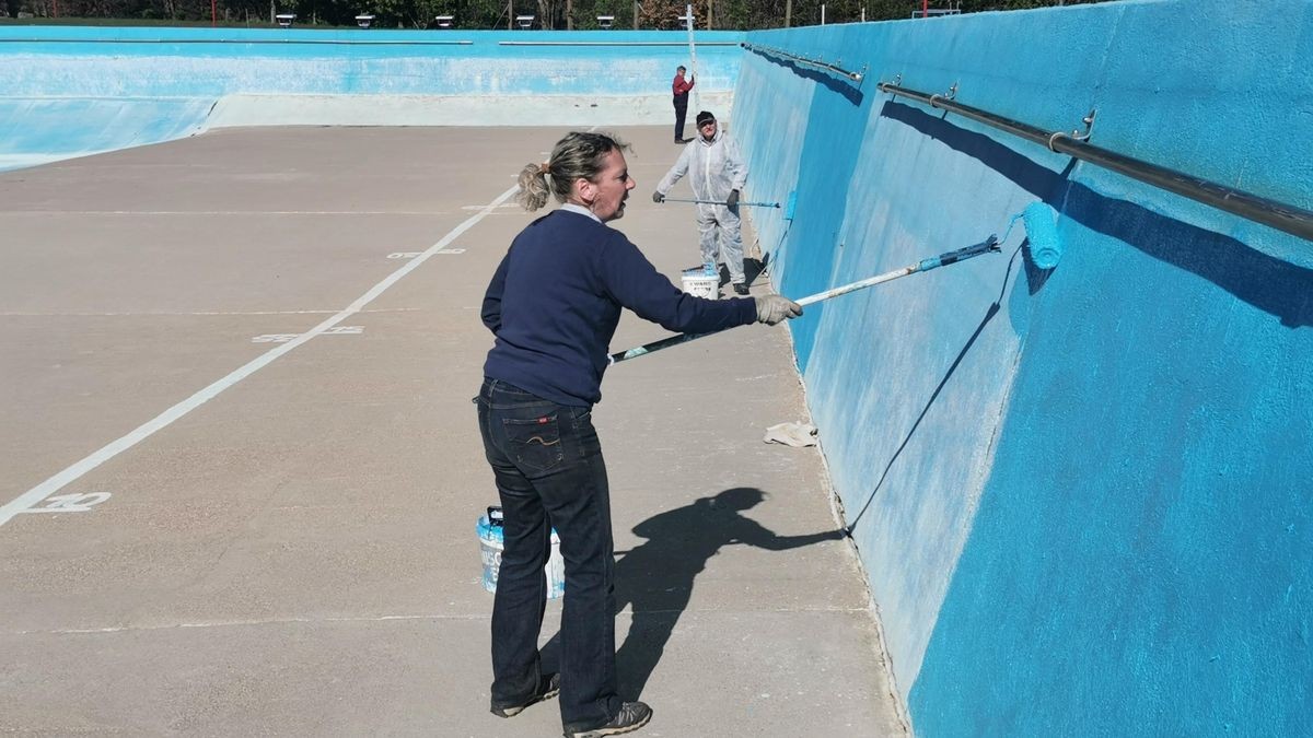 Mitglieder des Schwimmbadvereins Ruhla leisten einen Arbeitseinsatz, um das Bad fit für die Saison zu machen. Viel blaue Farbe verstreichen Susanne Engelhardt und Hans-Joachim Ziegler an der Beckenwand.