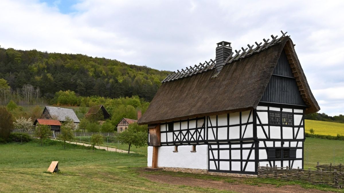 Das 1550 erbaute Haus Abtsbessingen, eines der ältesten noch erhaltenen ländlichen Wohnhäuser des Freistaates, steht im Thüringer Freilichtmuseum Hohenfelden.