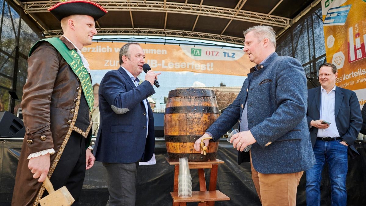 Der Bierkönig, Moderator René Pfeuffer und Geschäftsführer Tobias Rögner (von links) bereiten den Anstich vor.