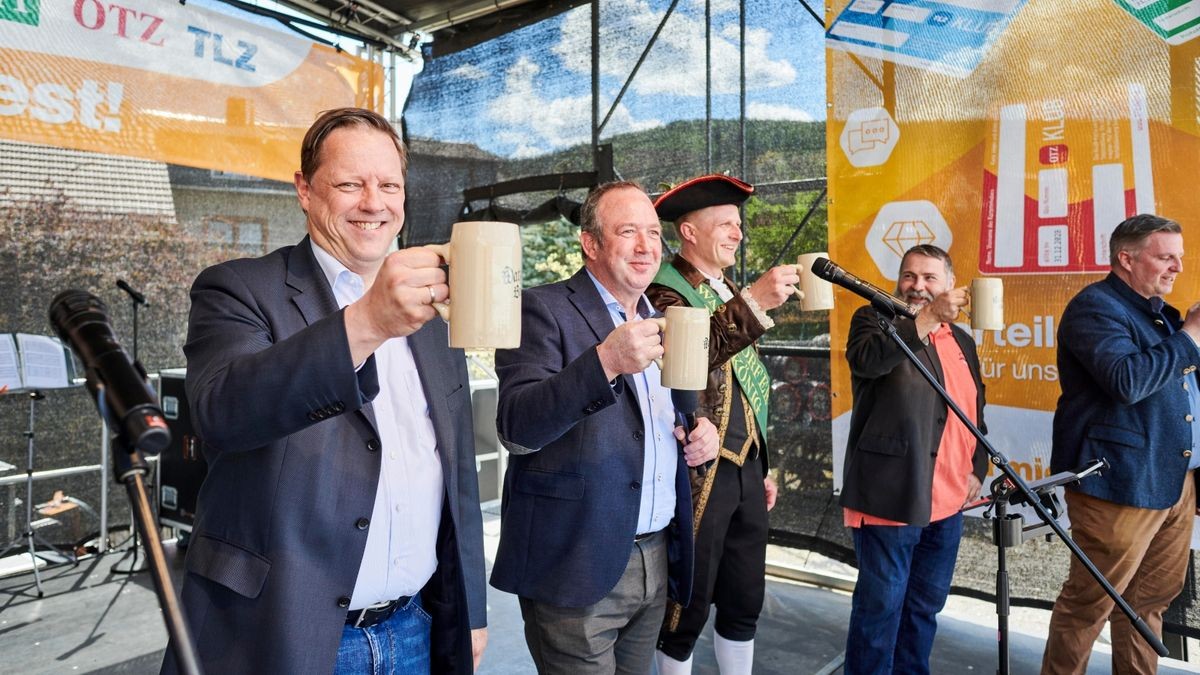 Auftakt zum Bierfest mit Funke-Thüringen-Geschäftsführer Michael Tallai, Moderator René Pfeuffer, dem Watzdorfer Bierkönig, Bürgermeister Mike George und Geschäftsführer Tobias Rögner (von links)