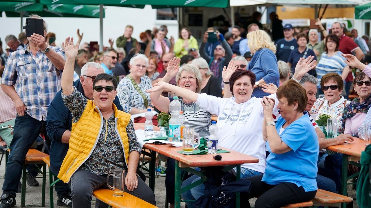 Die Zuschauer beim Konzert mit dem Andreas-Gabalier-Double.